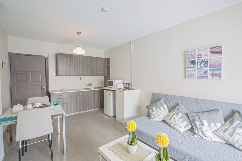 Apartment, 1 Bedroom, Balcony, City View | Living area