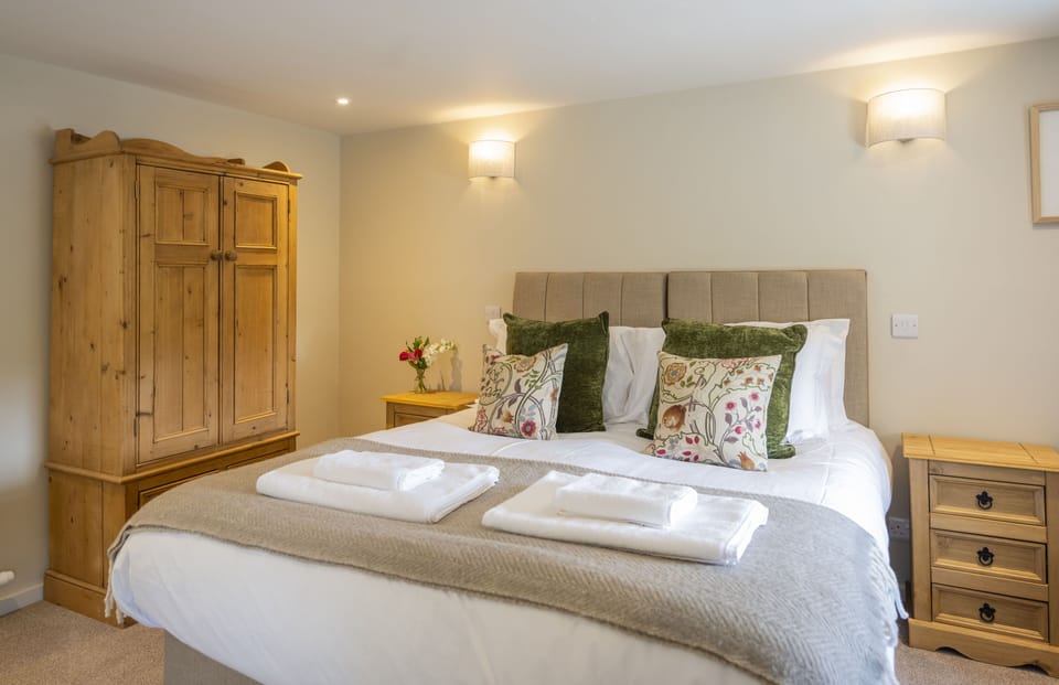 Traditional Double or Twin Room | Hypo-allergenic bedding, iron/ironing board, free WiFi