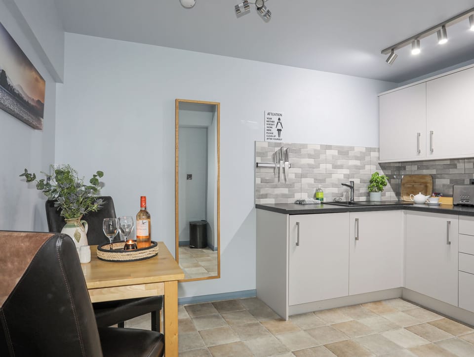 Cottage | Private kitchen | Fridge, electric kettle, toaster, cookware/dishes/utensils