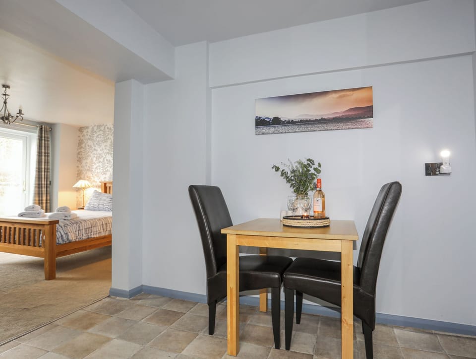 Cottage | Dining