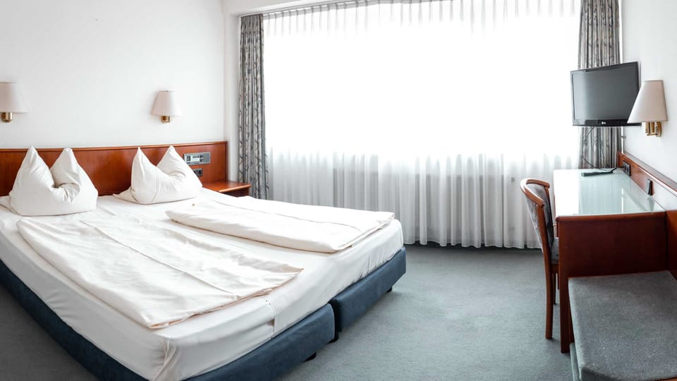 Basic Double Room | Individually furnished, desk, free WiFi, bed sheets