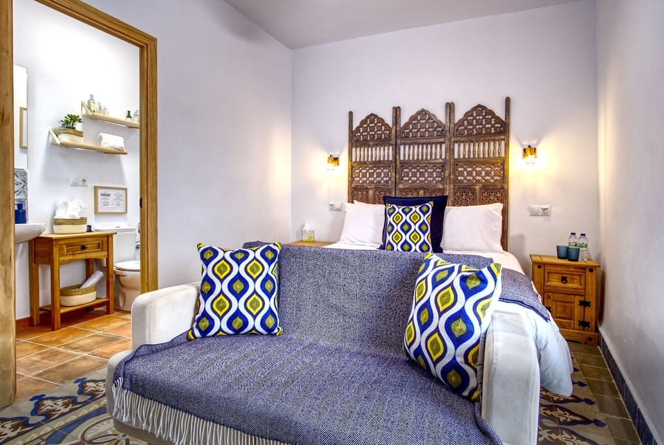 Classic Double Room, Ensuite (3)