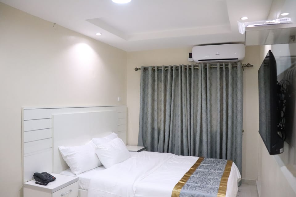 Classic Room | Laptop workspace, free WiFi