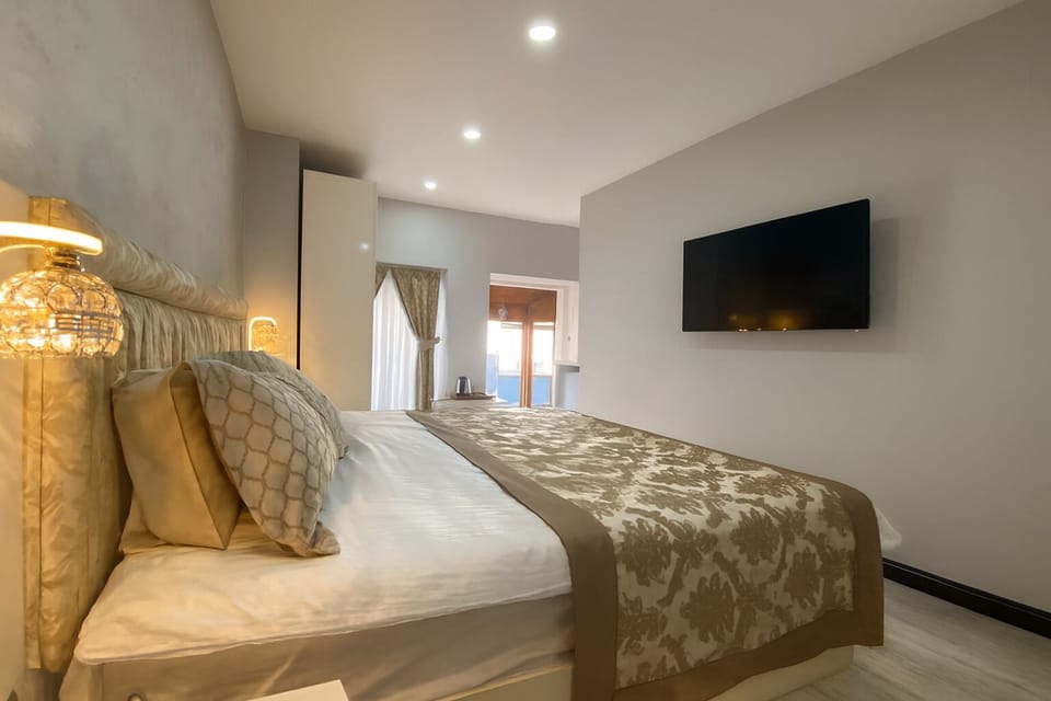 DELUXE BALKONY | Egyptian cotton sheets, premium bedding, down comforters, free minibar