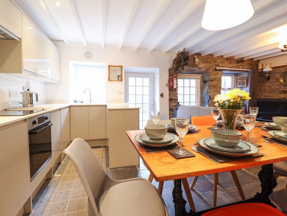 Cottage | Dining