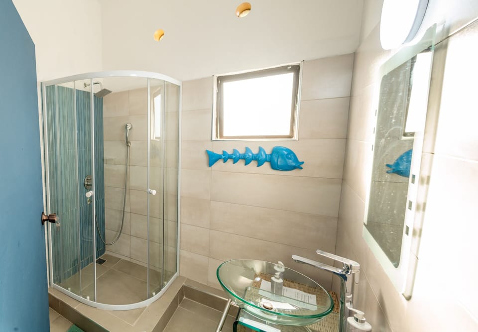 Comfort Room, Ensuite, Beach View | Bathroom | Free toiletries, towels