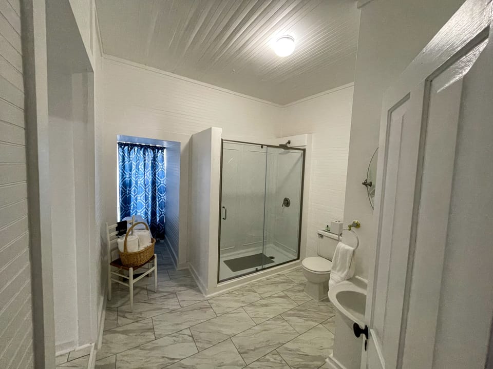 Bear Suite | Bathroom | Combined shower/tub, free toiletries, hair dryer, bathrobes
