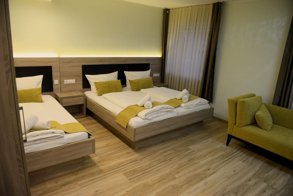 Classic Triple Room, 1 Bedroom, Non Smoking | Desk, soundproofing, free WiFi, bed sheets