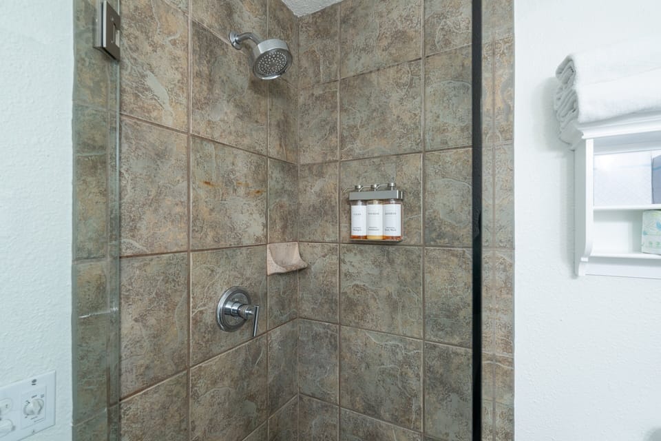 Studio | Bathroom | Towels, shampoo