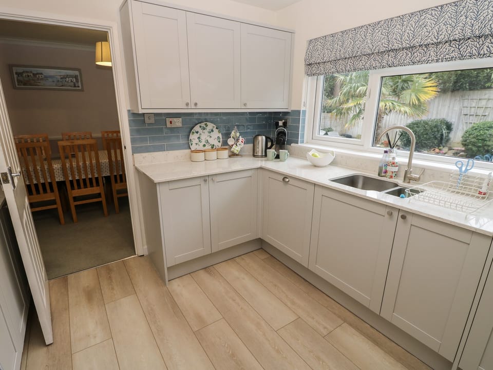 Cottage | Private kitchen | Dishwasher, cookware/dishes/utensils