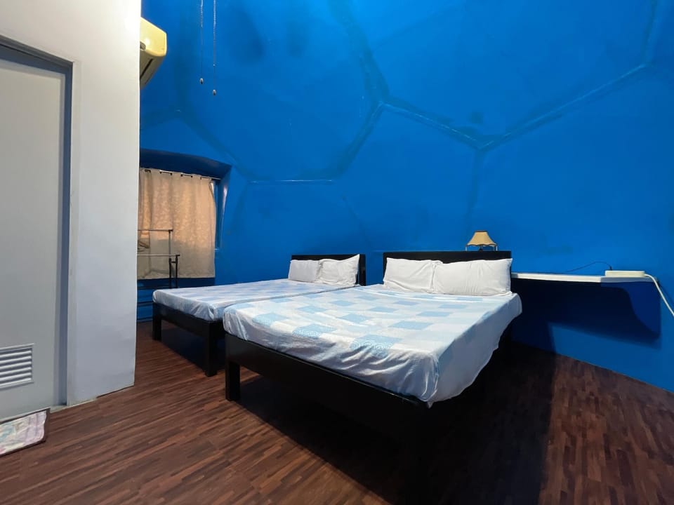 Deluxe Quadruple Room | Desk, blackout drapes, bed sheets
