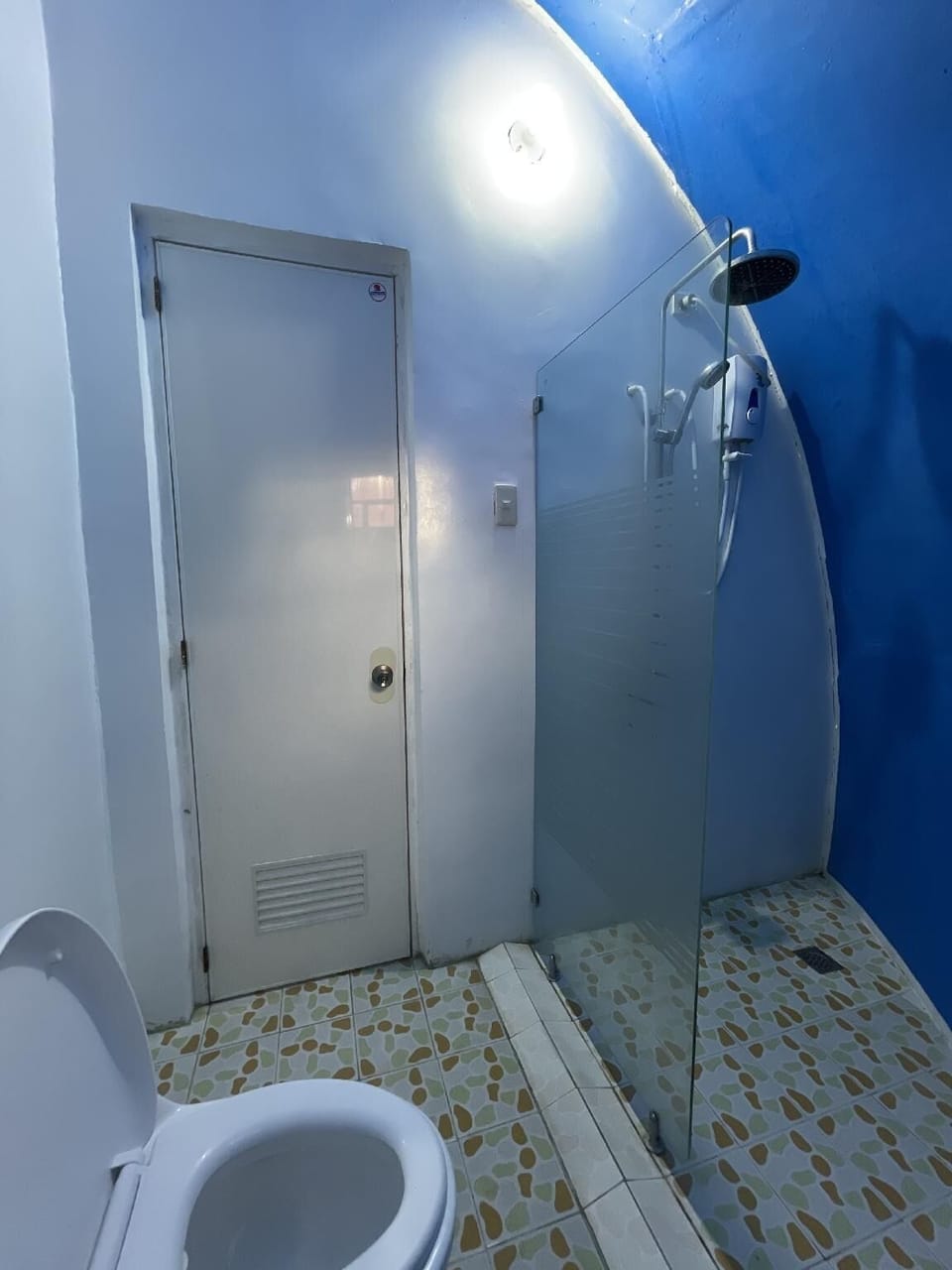 Deluxe Quadruple Room | Bathroom | Shower, rainfall showerhead, towels, shampoo