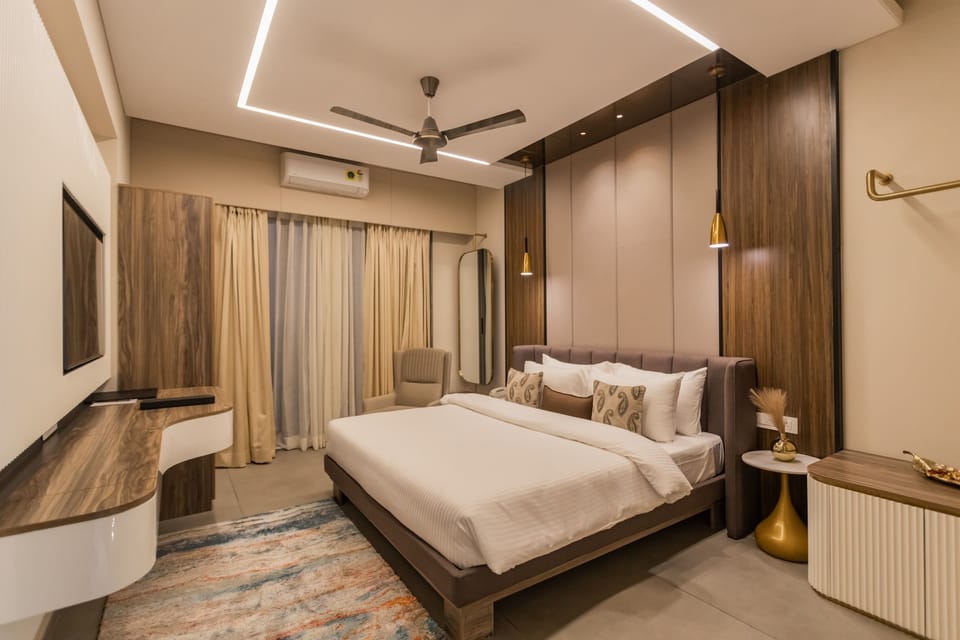 Junior Suite | Minibar, in-room safe, individually furnished, desk
