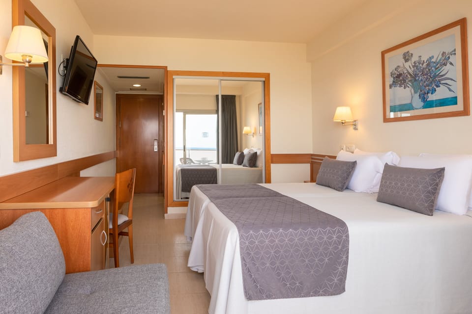 In-room safe, desk, free WiFi