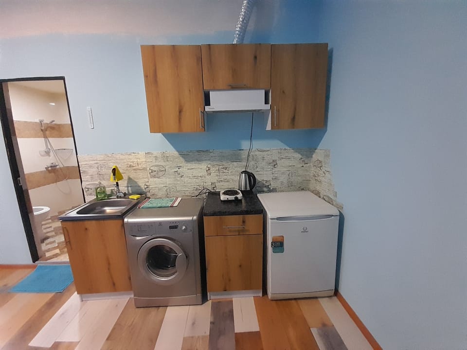 Economy Studio | Private kitchen | Mini-fridge, stovetop, coffee/tea maker, electric kettle