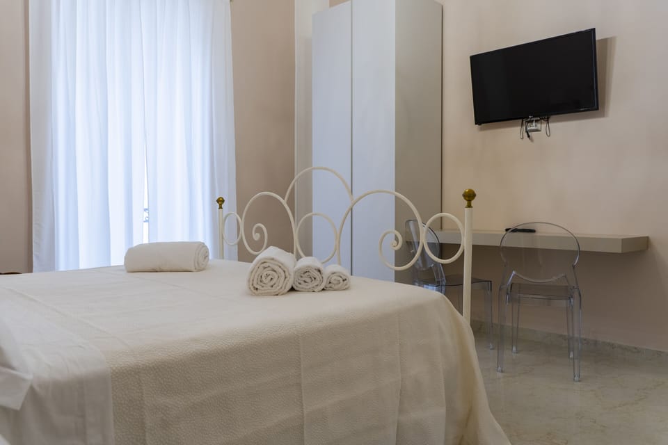Comfort Room | 1 bedroom, desk, iron/ironing board, travel crib