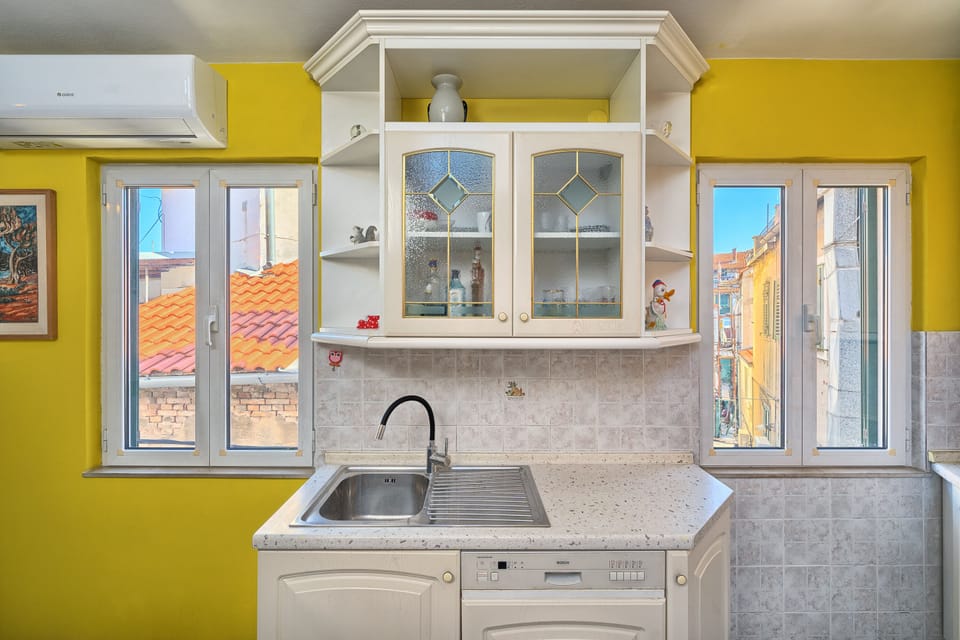 Poetry house | Bathroom | Shower, hair dryer, towels, soap