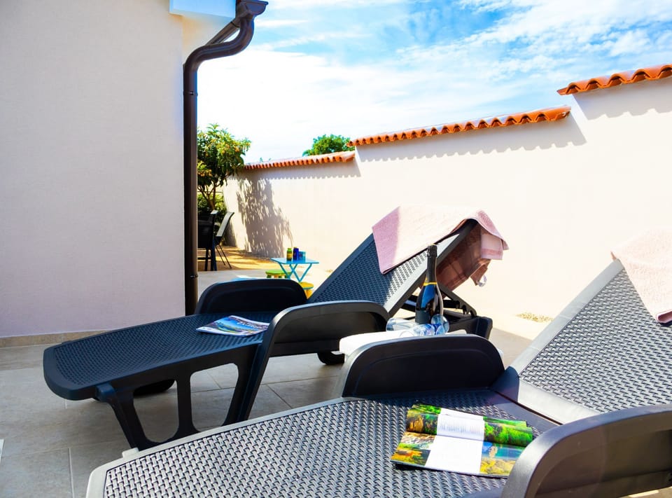House (One Bedroom Holiday Home with Terrace) | Interior