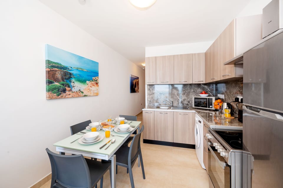 Standard Apartment | Private kitchen | Full-size fridge, microwave, oven, stovetop