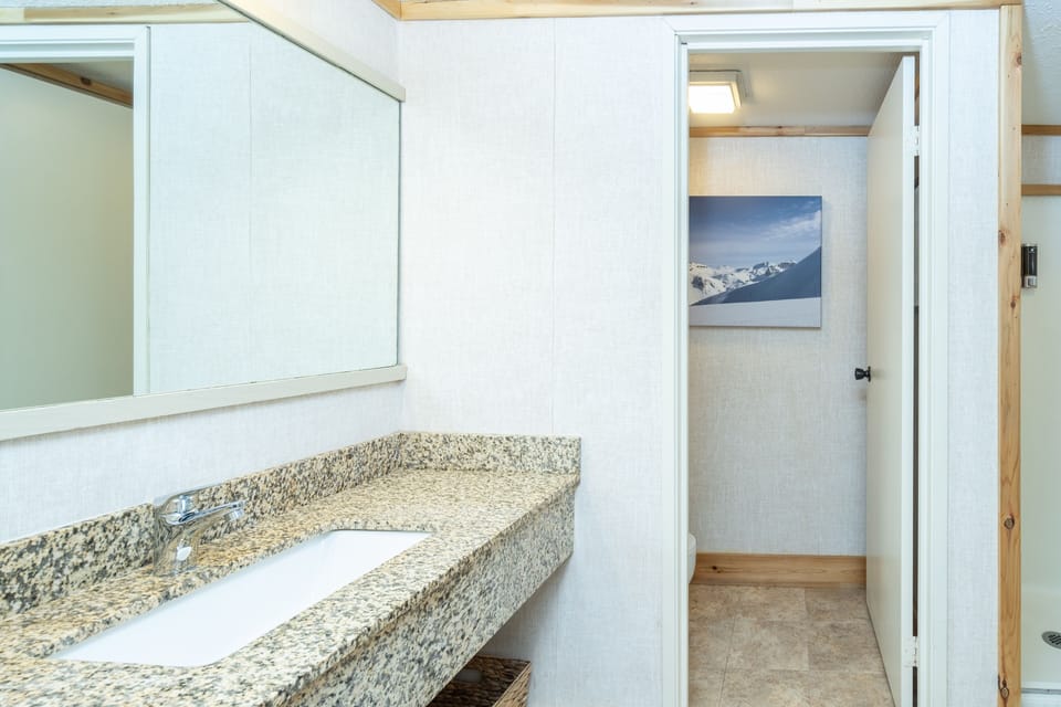 Room, 1 Bedroom | Bathroom | Towels, shampoo