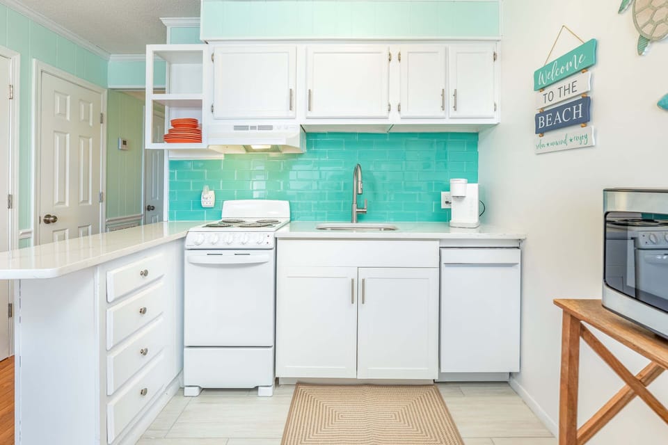 Condo, 1 Queen Bed with Sofa bed, Balcony, Beach View | Private kitchen | Fridge, microwave, oven, stovetop