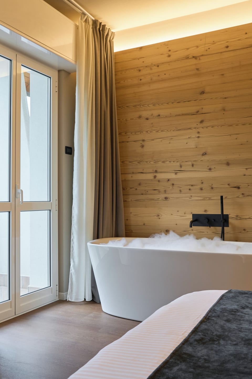 Deluxe Double Room, 1 Bedroom, Mountain View | Bathroom | Shower, free toiletries, hair dryer, bathrobes