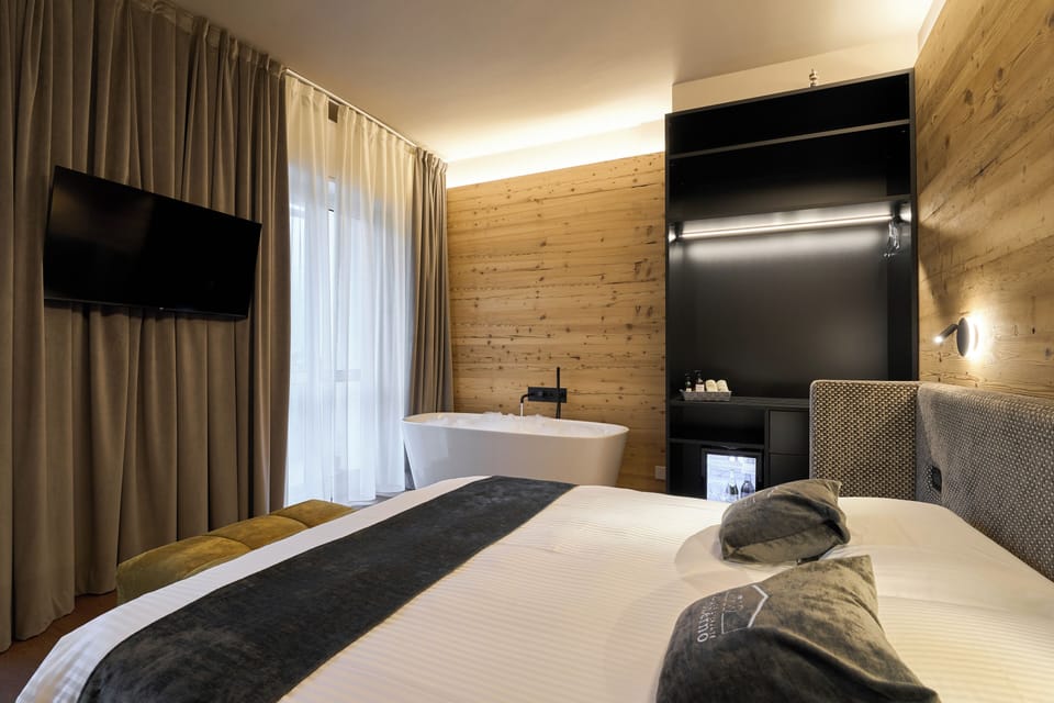 Deluxe Double Room, 1 Bedroom, Mountain View | Individually decorated, individually furnished, desk, free WiFi