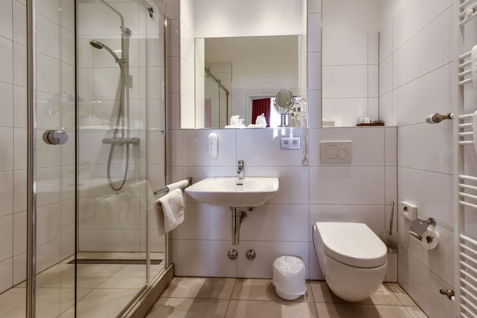 Junior Suite | Bathroom | Free toiletries, hair dryer, slippers, towels