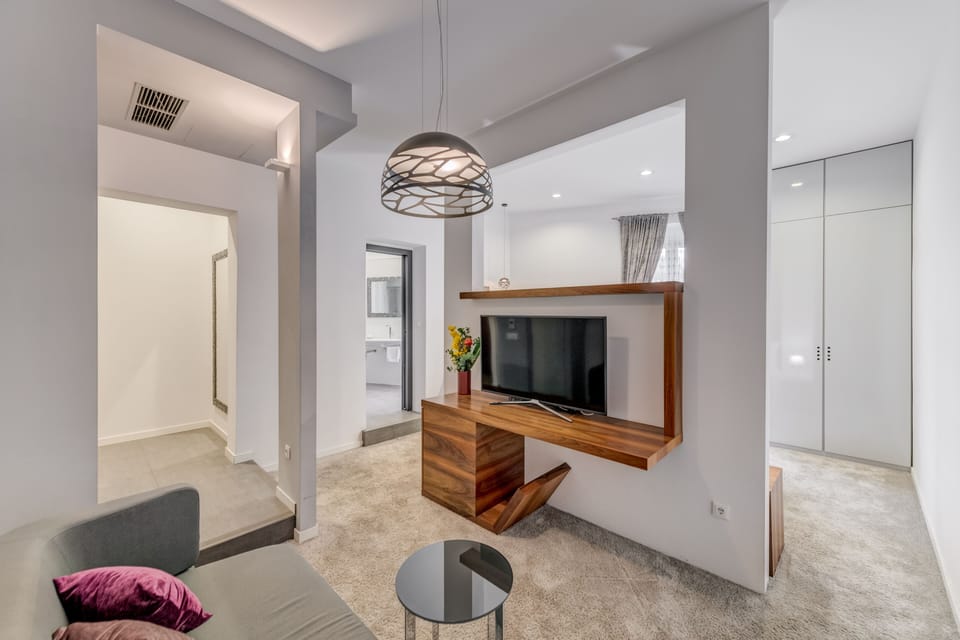 Deluxe Suite with Steam Bath | Egyptian cotton sheets, premium bedding, minibar, in-room safe