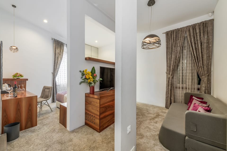 Deluxe Suite with Steam Bath | Egyptian cotton sheets, premium bedding, minibar, in-room safe
