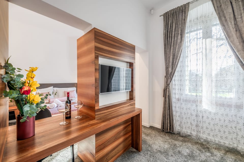 Deluxe Suite with Balcony | Egyptian cotton sheets, premium bedding, minibar, in-room safe