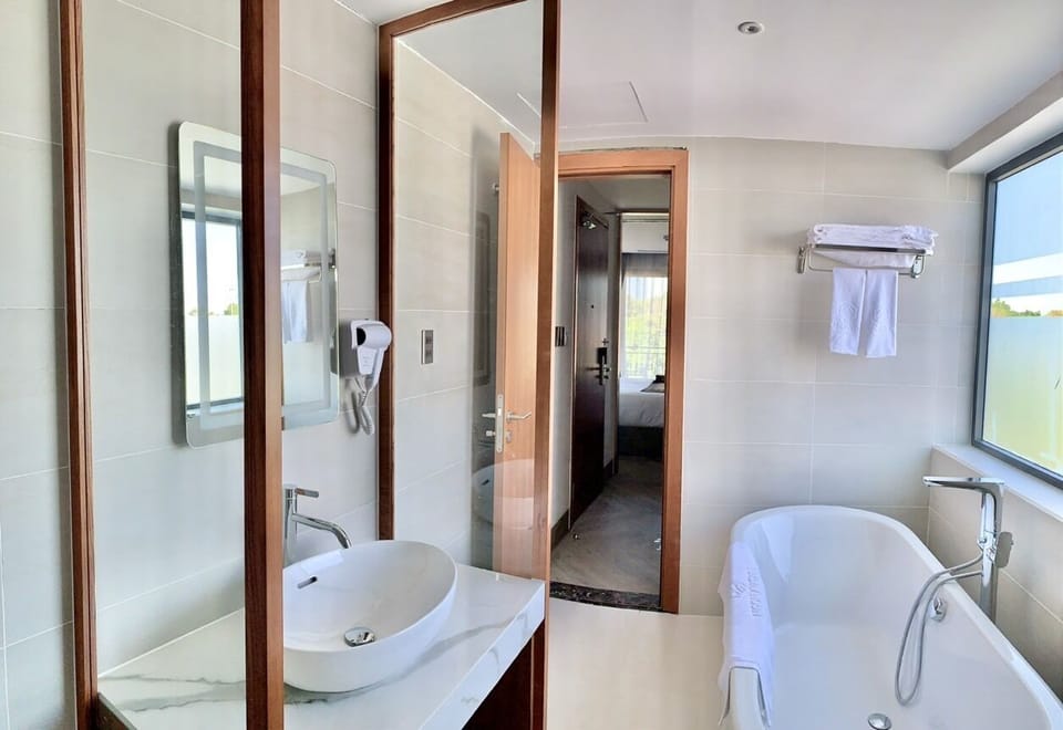 Deluxe Double or Twin Room | Bathroom | Free toiletries, hair dryer, slippers