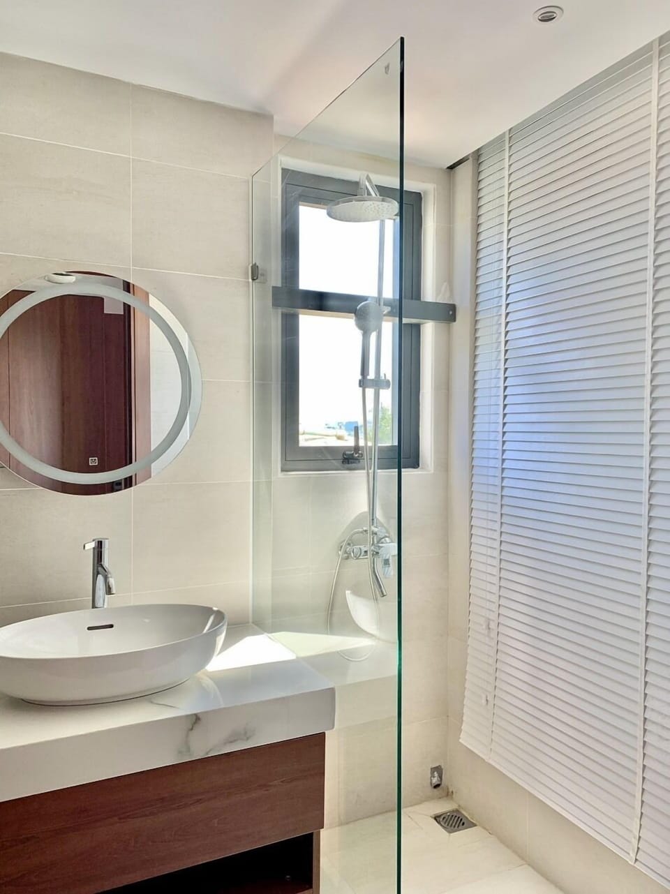 Deluxe Double Room Single Use | Bathroom | Free toiletries, hair dryer, slippers