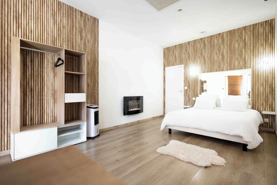 Hypo-allergenic bedding, in-room safe, soundproofing, free rollaway beds