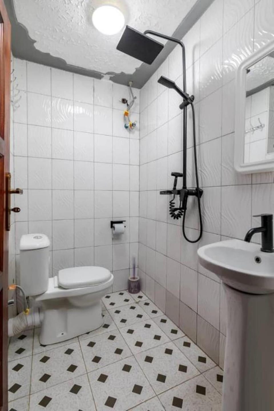 Double Room | Bathroom | Shower, rainfall showerhead, free toiletries, slippers