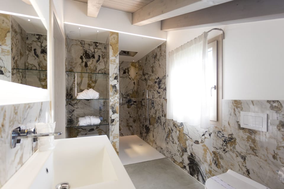 Luxury Studio Suite | Bathroom | Free toiletries, hair dryer, slippers, bidet
