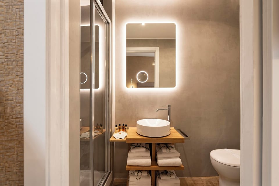 Deluxe Double Room | Bathroom | Free toiletries, hair dryer, bidet, towels