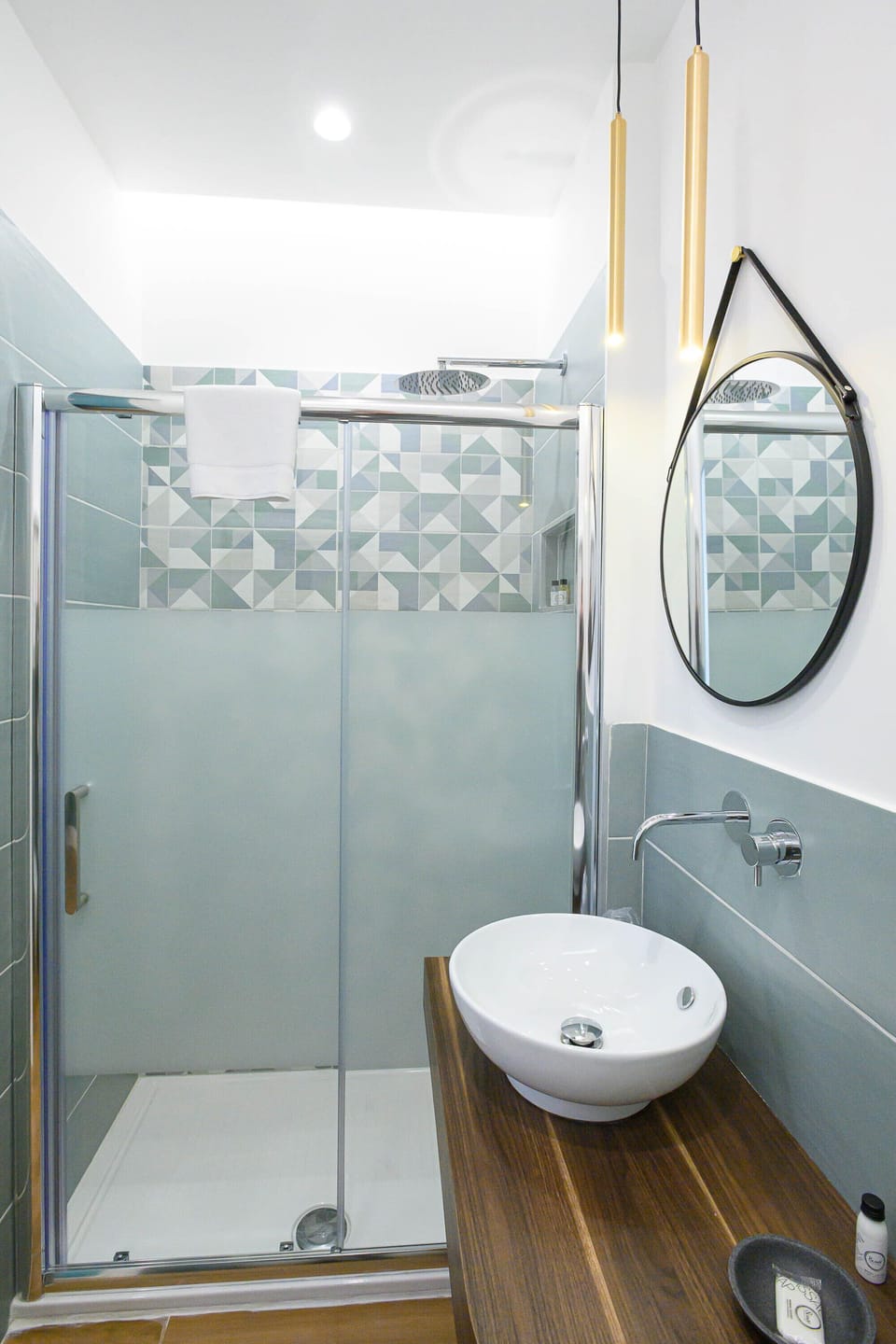 Shower, rainfall showerhead, free toiletries, hair dryer