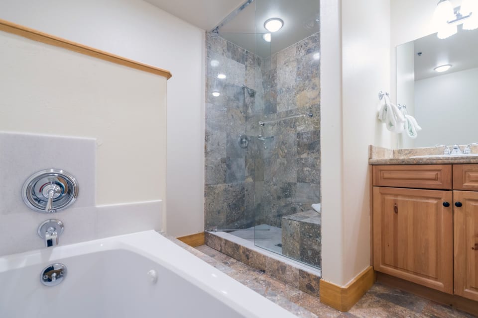 Room, 1 Bedroom | Bathroom | Towels, shampoo