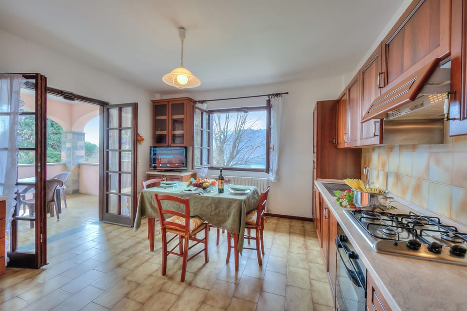 Family House, Multiple Bedrooms, Lakeside (Casa Serena park and Lake View) | Private kitchen | Fridge, microwave, oven, stovetop