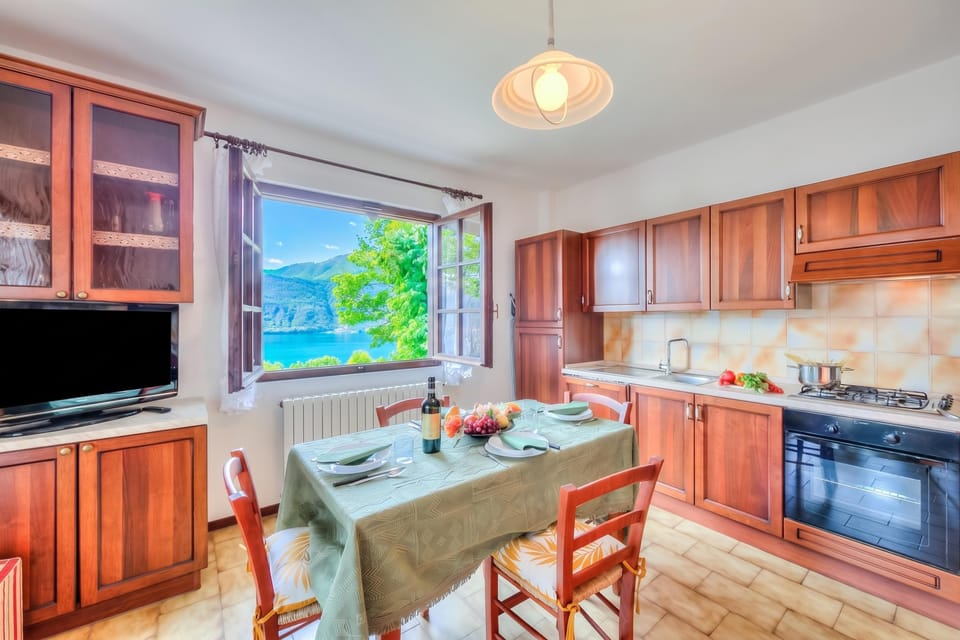 Family House, Multiple Bedrooms, Lakeside (Casa Serena park and Lake View) | Dining