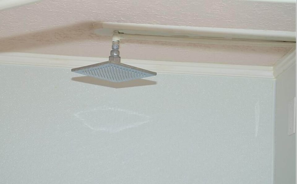 Honeymoon Suite, 1 Queen Bed | Bathroom | Shower, rainfall showerhead, free toiletries, hair dryer