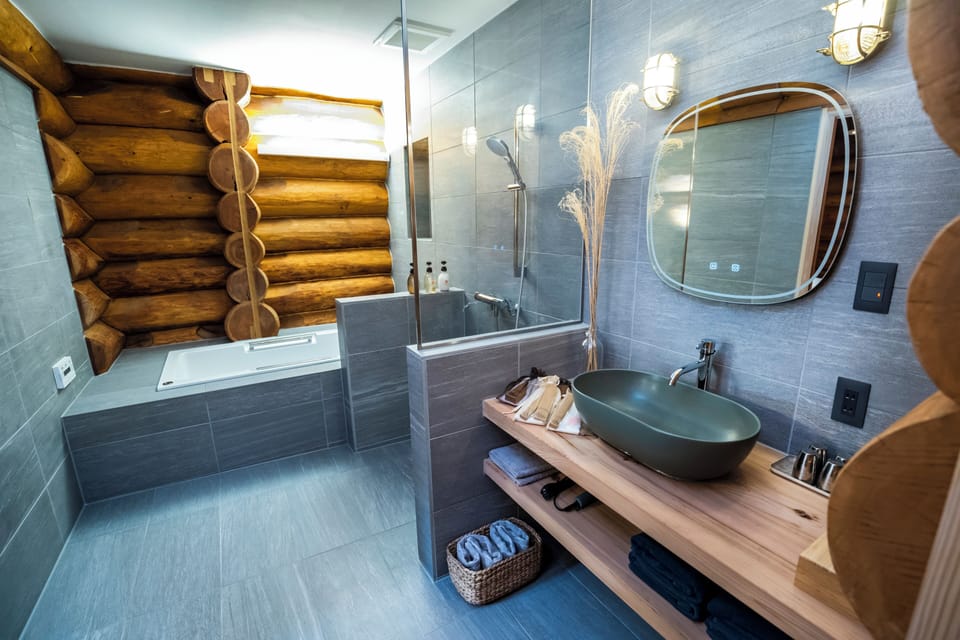 Luxury Room, Non Smoking, Private Bathroom | Bathroom | Free toiletries, slippers
