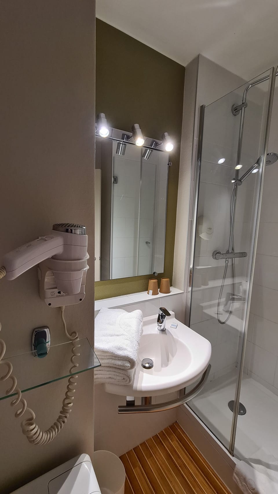 Room, Connecting Rooms | Bathroom | Combined shower/tub, eco-friendly toiletries, hair dryer, towels