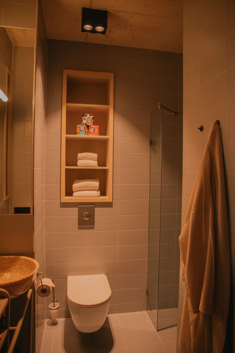 Deluxe Room | Bathroom | Shower, hair dryer, towels, soap