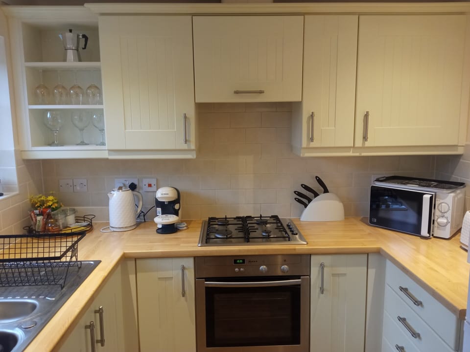 Apartment | Private kitchen | Fridge, microwave, oven, stovetop
