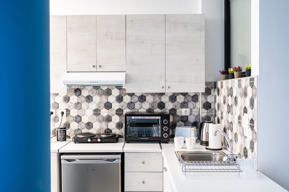 Apartment | Private kitchen | Fridge, microwave, oven, stovetop