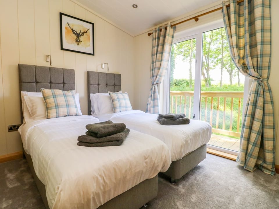 2 bedrooms, individually decorated, individually furnished