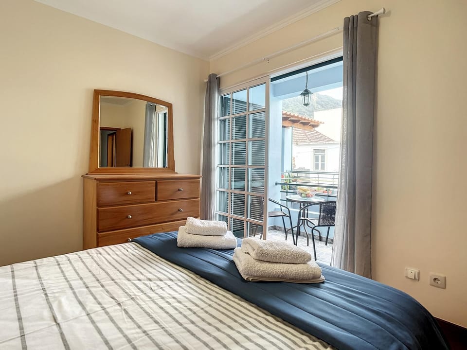 House | 2 bedrooms, desk