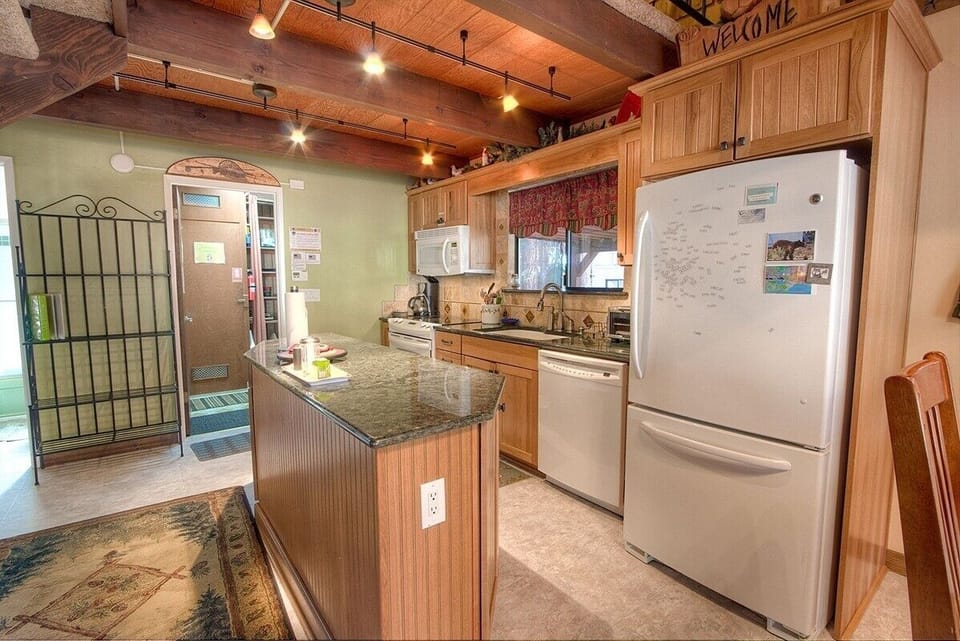 House, 2 Bedrooms | Private kitchen | Coffee/tea maker